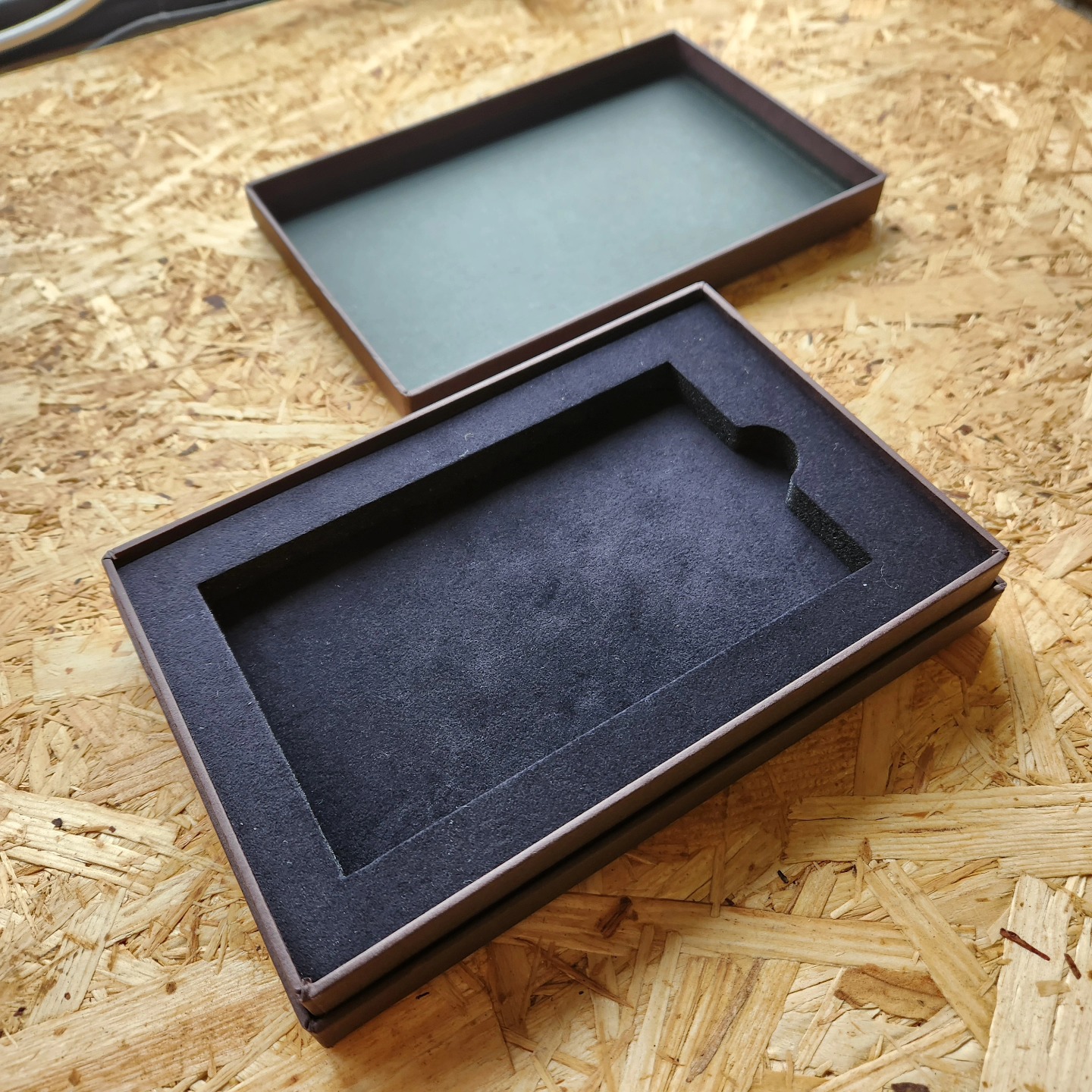 �Ӓ�g���[�f�B���O�J�[�h�p�̔�